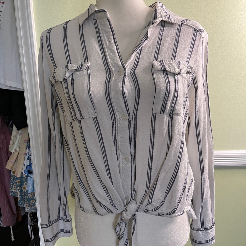 Button-down blouse with tie